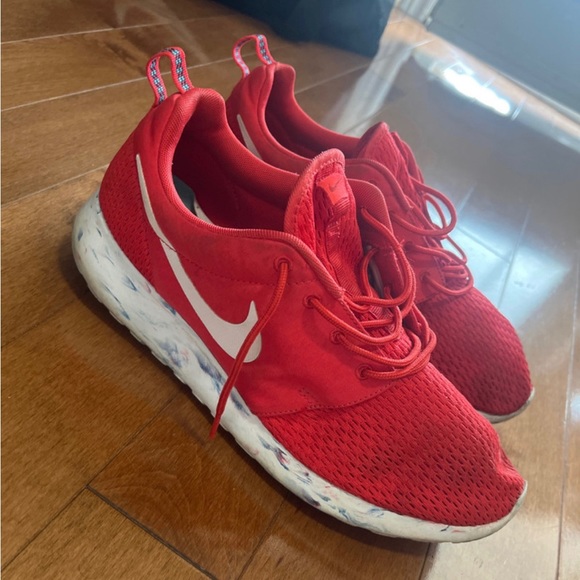 Nike Roshe Run Shoes - Picture 2 of 3